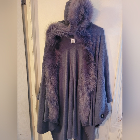 Faux fur poncho cape shawl - Picture 2 of 4